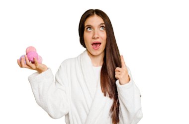 Kafkasyalı genç bir kadın elinde aromatik toplar tutuyordu. Ağzı açık bir şekilde üst tarafı işaret ediyordu..