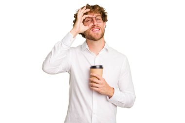 Kafkasyalı bir adam beyaz arka planda izole edilmiş bir şekilde kahve tutuyor..