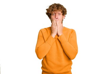 Yeşil krom arka planda izole edilmiş genç beyaz adam elleri ile ağzını kapatırken şok oldu..