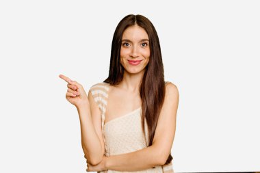 Kafkasyalı, uzun saçlı, izole bir kadın. Gülümsüyor, işaret parmağıyla işaret ediyor..