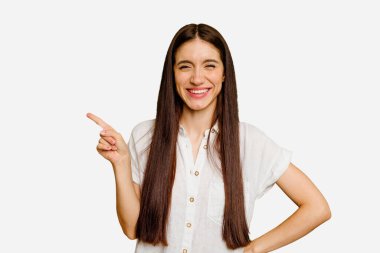 Kafkasyalı, uzun saçlı, izole bir kadın. Gülümsüyor, işaret parmağıyla işaret ediyor..