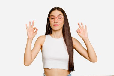 Kafkasyalı uzun saçlı genç kadın sıkı çalışma gününden sonra rahatlıyor, yoga yapıyor..
