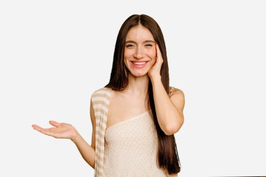 Kafkasyalı, uzun saçlı, yalnız bir kadın avucunun içinde fotokopi alanı tutuyor, el üstünde tutuyor. Şaşırmış ve mutlu..