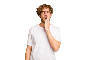 Yeşil krom arka planda izole edilmiş genç bir beyaz adam esniyor. Ağzı eliyle kapatan yorgun bir hareket sergiliyor..