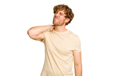 Kafkasyalı genç adam yeşil krom arka planda izole edilmiş, sabit yaşam tarzından dolayı boyun ağrısı çekiyor..