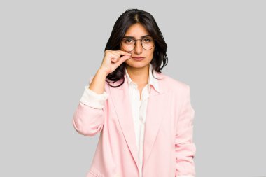 Pembe takım elbiseli genç Hintli iş kadını parmakları dudaklarında bir sır saklıyor..