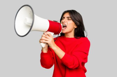 Elinde megafon tutan genç Hintli kadın.