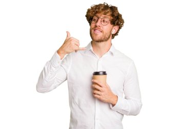 Beyaz arka planda izole edilmiş bir şekilde kahve almak için elinde kahve tutan beyaz bir adam cep telefonu hareketini parmaklarıyla gösteriyor..