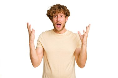 Yeşil krom arka planda izole edilmiş genç beyaz adam gökyüzüne haykırıyor, yukarı bakıyor, hayal kırıklığına uğramış..