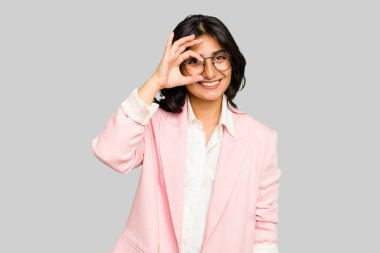 Pembe takım elbiseli genç Hintli iş kadını heyecanlı..