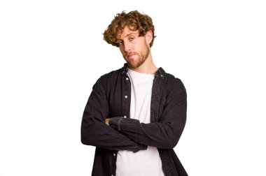 Genç beyaz adam yeşil krom arka planda izole edilmiş. Sıkılmış, yorgun ve dinlenmeye ihtiyacı var..