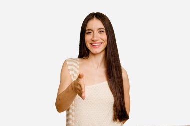 Beyaz saçlı genç kadın kameraya el uzatarak selam veriyor..