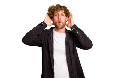 Yeşil krom arka planda izole genç beyaz adam şok oldu, o önemli bir toplantı hatırladı.