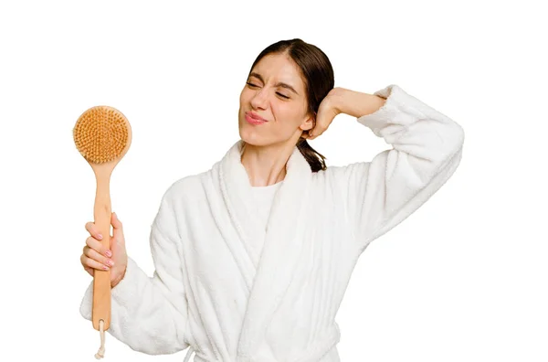 Kafkasyalı Genç Bir Kadın Duş Fırçası Tutuyor Kafasının Arkasına Dokunuyor — Stok fotoğraf