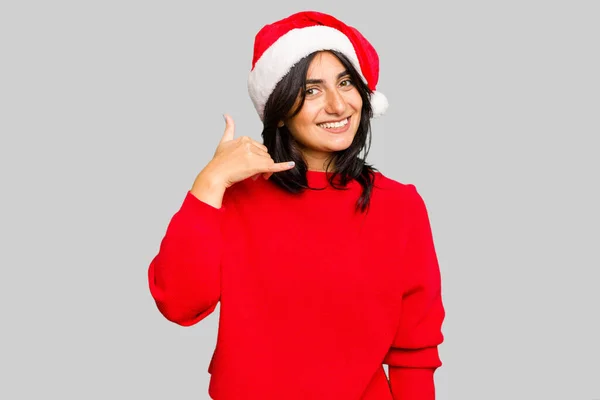 Jovem Indiana Celebrando Natal Usando Chapéu Papai Noel Isolado Mostrando — Fotografia de Stock