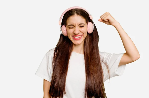 Mujer Caucásica Joven Con Auriculares Aislados Levantando Puño Después Una —  Fotos de Stock