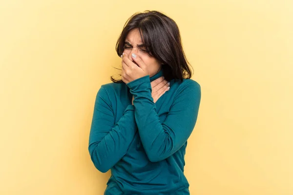 Giovane Donna Indiana Isolata Sfondo Giallo Soffre Dolore Alla Gola — Foto Stock