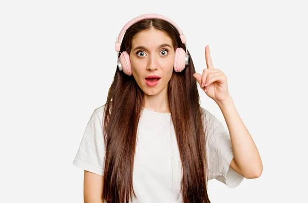 Mulher Caucasiana Jovem Usando Fones Ouvido Isolado Ter Uma Ideia — Fotografia de Stock