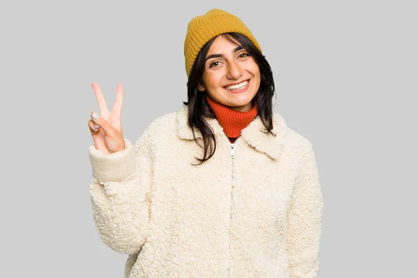 Mujer India Joven Con Chaqueta Invierno Gorra Lana Aislada Alegre — Foto de Stock