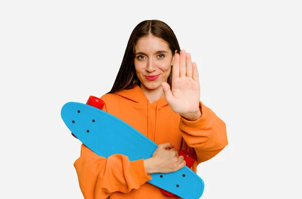 Jonge Schaatser Blanke Vrouw Geïsoleerd Staan Met Uitgestrekte Hand Tonen — Stockfoto