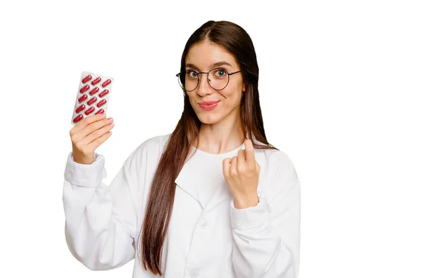Mujer Joven Farmacéutica Sosteniendo Una Tableta Pastillas Aisladas Apuntándole Con —  Fotos de Stock