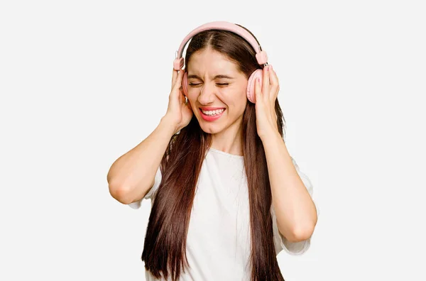 Mujer Joven Caucásica Con Auriculares Aislados Cubriendo Las Orejas Con —  Fotos de Stock