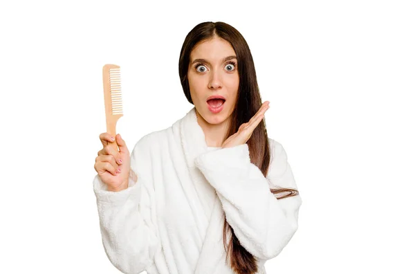 Young Caucasian Woman Holding Hair Comb Isolated Surprised Shocked — Stock Photo, Image