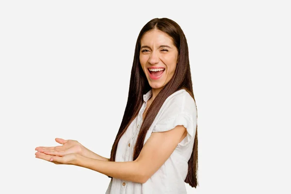 Junge Kaukasische Frau Mit Langen Haaren Isoliert Hält Eine Kopie — Stockfoto