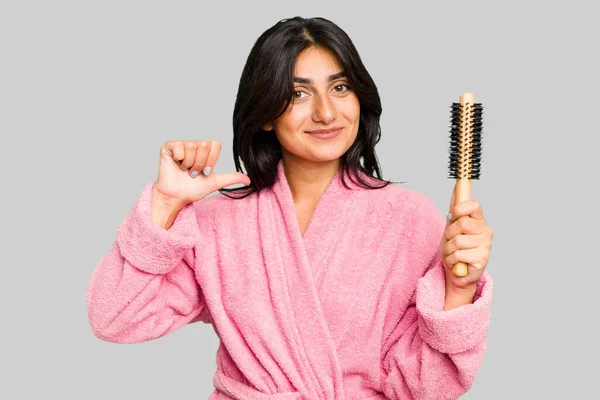 Bornozlu Genç Hintli Kadın Saç Fırçasıyla Kendini Yalnız Gururlu Hissediyor — Stok fotoğraf