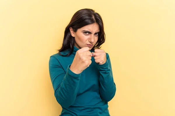 Ung Indisk Kvinna Isolerad Gul Bakgrund Visar Knytnäve Till Kamera — Stockfoto