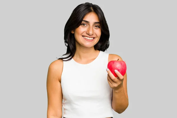 Młoda Hinduska Kobieta Trzyma Jabłko Zdrowy Tryb Życia Odizolowany Szczęśliwy — Zdjęcie stockowe