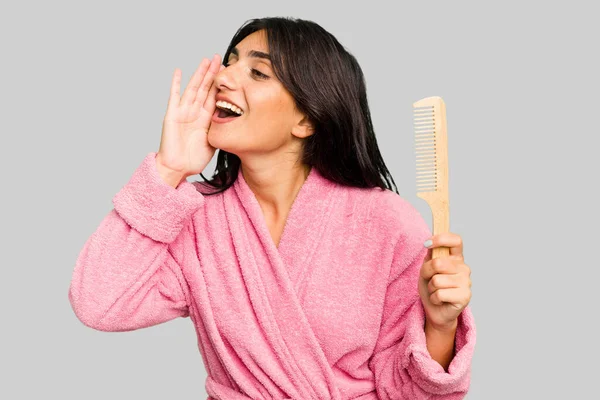 Young Woman Bathrobe Holding Hair Comb Isolated Shouting Holding Palm — Stock Photo, Image