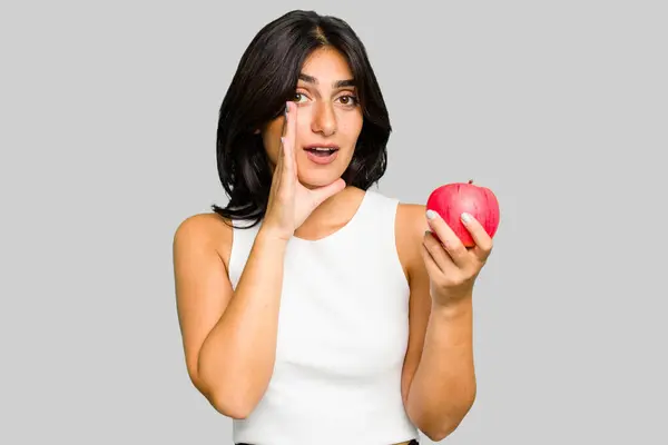 Młoda Hinduska Kobieta Trzymająca Jabłko Zdrowy Tryb Życia Odizolowana Mówi — Zdjęcie stockowe