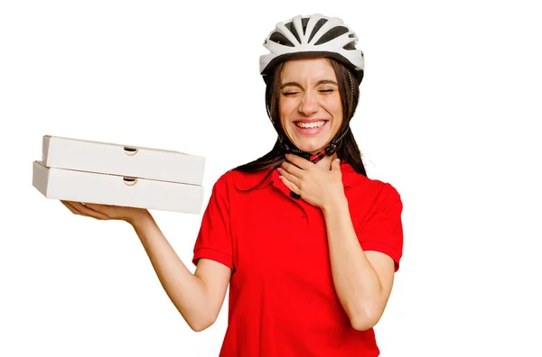 年轻的高加索女人牵着外卖的比萨饼 独自笑着大声把手放在胸前 — 图库照片