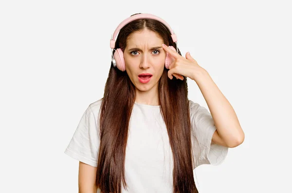 Mulher Branca Jovem Usando Fones Ouvido Isolado Mostrando Gesto Decepção — Fotografia de Stock
