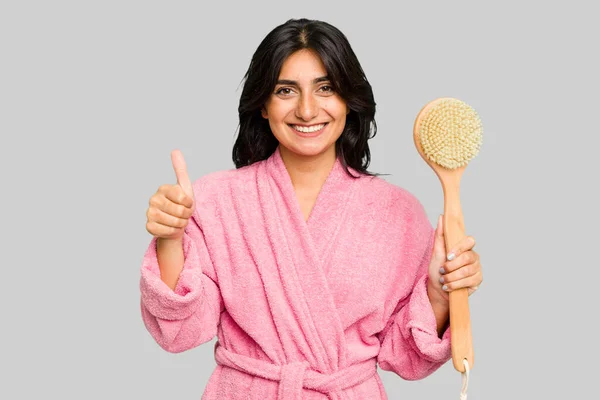 Young Indian Woman Bathrobe Holding Back Scratcher Isolated Smiling Raising — Stock Photo, Image