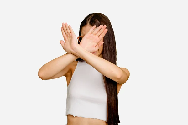 Jovem Caucasiano Longo Cabelo Mulher Isolado Mantendo Dois Braços Cruzados — Fotografia de Stock