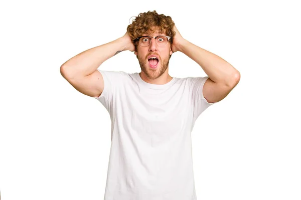 Young Caucasian Man Isolated Green Chroma Background Screaming Very Excited — Stock Photo, Image