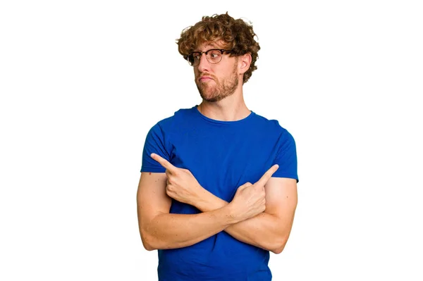 Young Caucasian Man Isolated Green Chroma Background Points Sideways Trying — Stock Photo, Image