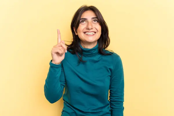 Mladá Indická Žena Izolované Žlutém Pozadí Indikuje Oběma Předními Prsty — Stock fotografie