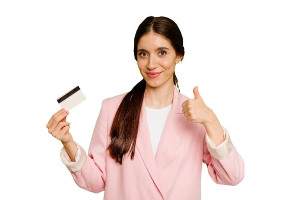 クレジットカードを持っているビジネス原因アジアの女性は笑顔を隔離し 親指を上げる — ストック写真