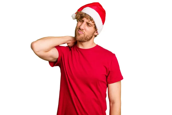 頭の後ろに触れる白い背景に隔離されたクリスマスのサンタの帽子を身に着けている若い白人男性 思考と選択をする — ストック写真