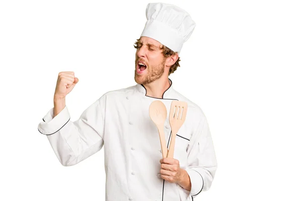 Jovem Cozinheiro Isolado Fundo Branco Levantando Punho Após Uma Vitória — Fotografia de Stock