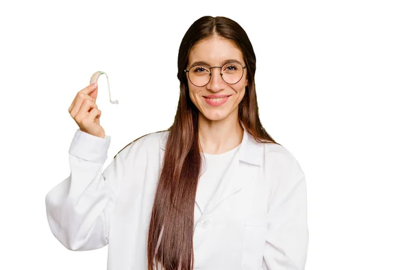Νεαρή Ωτορινολαρυγγολόγος Καυκάσιος Γυναίκα Κρατώντας Ακουστικό Απομονωμένη Ευτυχισμένη Χαμογελαστή Και — Φωτογραφία Αρχείου
