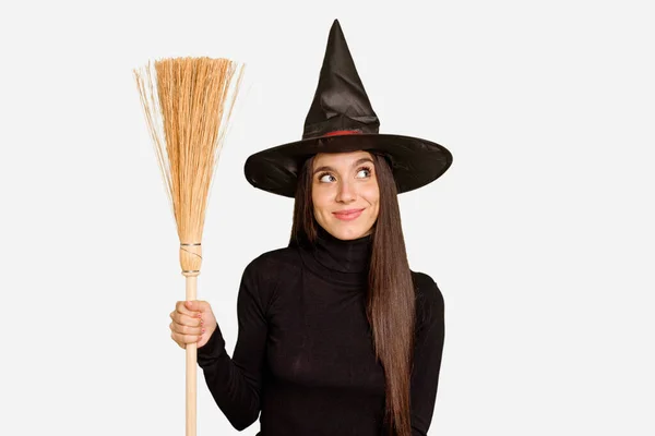 年轻的高加索女人打扮成女巫 手持扫帚 梦想着实现自己的目标和目的 — 图库照片