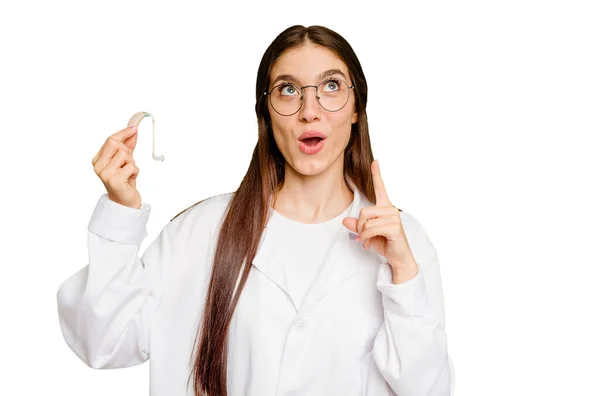 Genç Otorhinolaryngolog Elinde Işitme Cihazı Tutan Beyaz Kadın Ağzı Açık — Stok fotoğraf