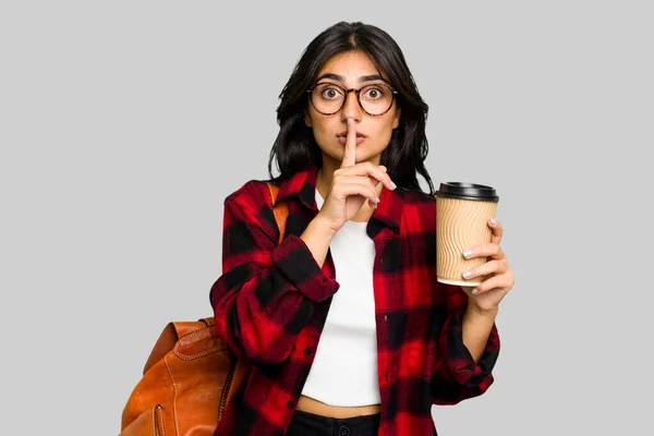 Ung Student Indiska Kvinna Som Håller Take Away Kaffe Isolerad — Stockfoto