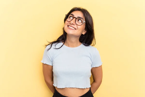 Jonge Indiase Vrouw Geïsoleerd Gele Achtergrond Ontspannen Gelukkig Lachen Nek — Stockfoto