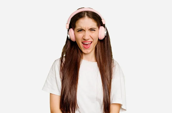 Młoda Kaukaska Kobieta Nosi Słuchawki Odizolowane Krzyki Bardzo Zły Agresywny — Zdjęcie stockowe