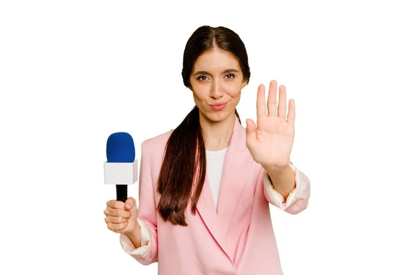 年轻的电视主持人高加索女人孤身一人站在那里 伸出了手 展示了停止的标志 阻止了你 — 图库照片